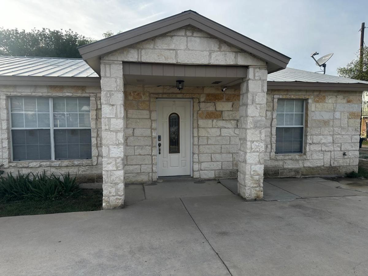 Traveler Stay Plus Eagle Pass Exterior photo